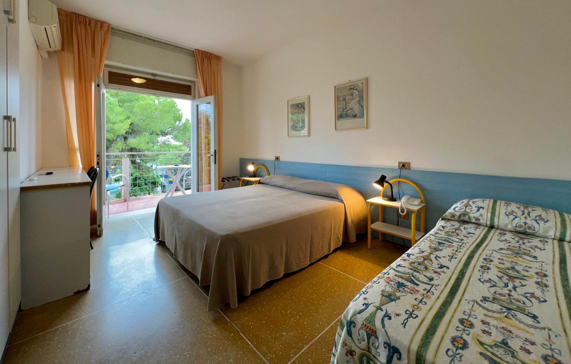 Hotel Myriam Lignano Sabbiadoro Exterior photo