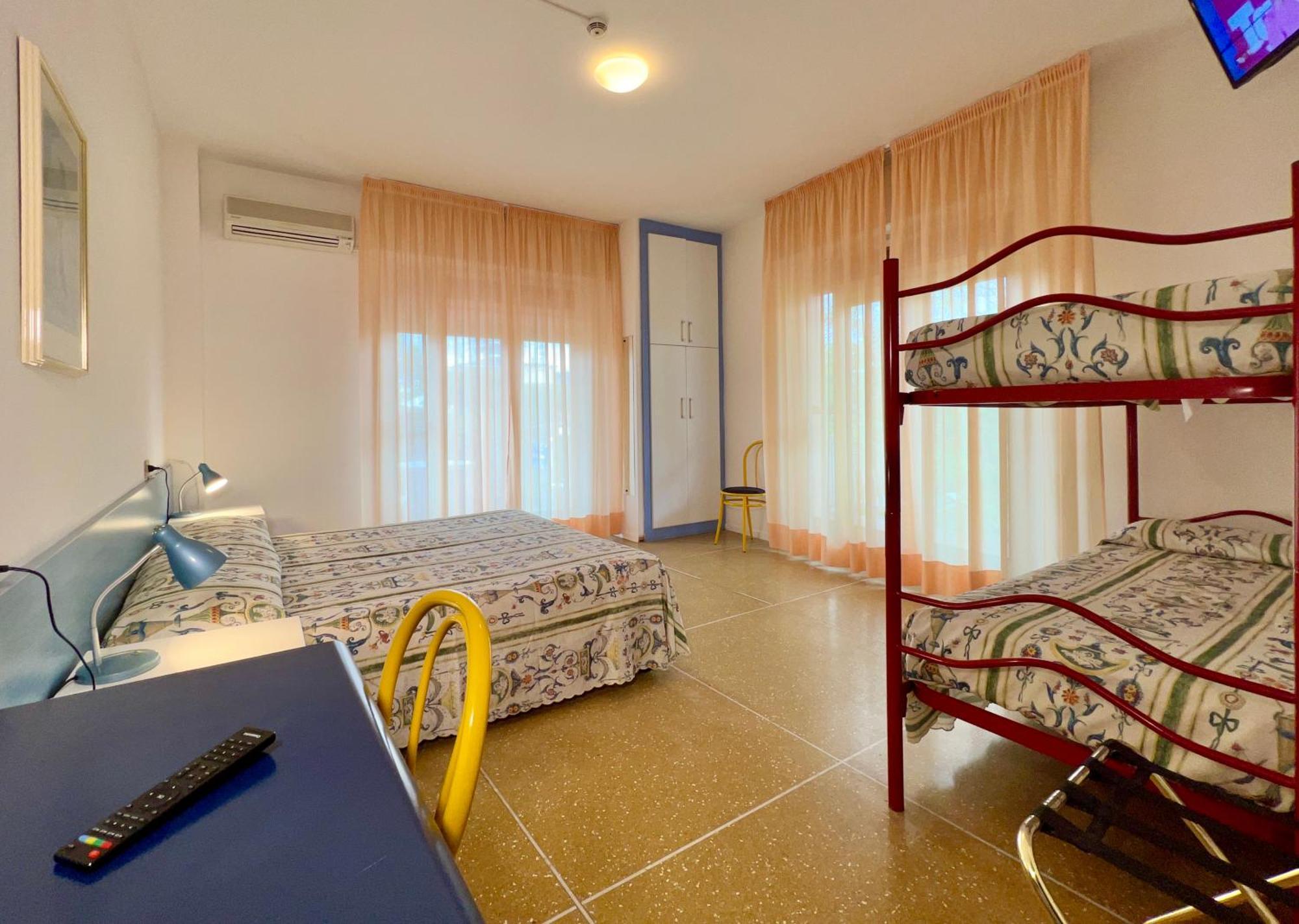 Hotel Myriam Lignano Sabbiadoro Exterior photo
